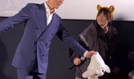 娱乐吃瓜阿姨视频,吃瓜阿姨带你领略幕后花絮