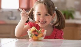 娱乐吃瓜君小孩吐奶,温馨家庭瞬间变焦点